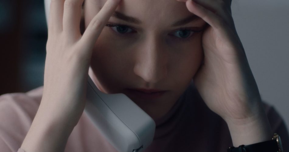 Julia Garner w filmie "Asystentka" (reż. Kitty Green, 2019)