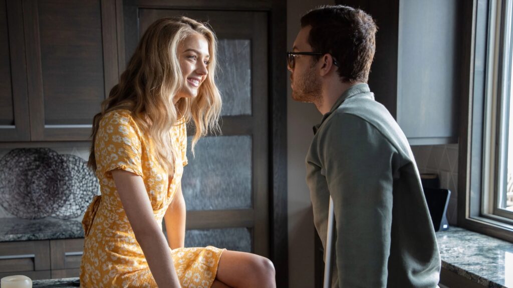 Lilly Krug i Cameron Monaghan w filmie "W sidłach pożądania" (reż. Luis Prieto, 2022)