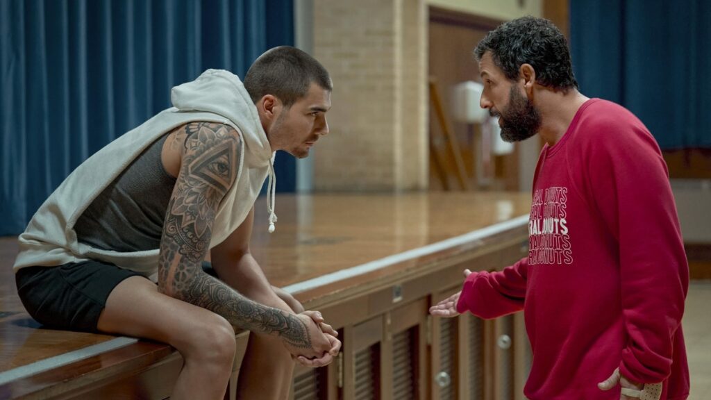 Juancho Hernangómez i Adam Sandler w filmie "Rzut życia" (reż. Jeremiah Zagar, 2022)