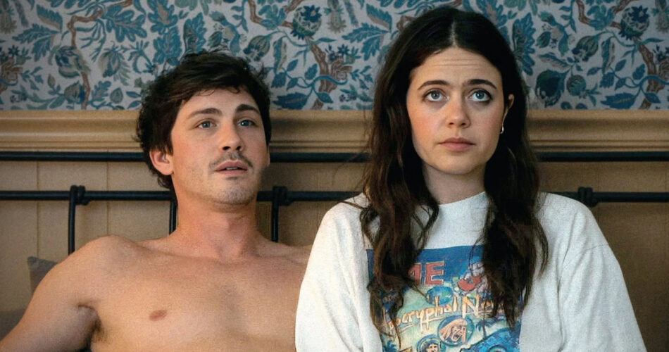 Logan Lerman i Molly Gordon w filmie "No hej!" (reż. Sophie Brooks, 2025)