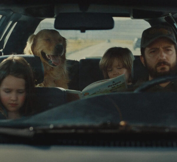 Molly Belle Wright, Wyatt Solis i John Magaro w filmie "Omaha" (reż. Cole Webley, 2025)