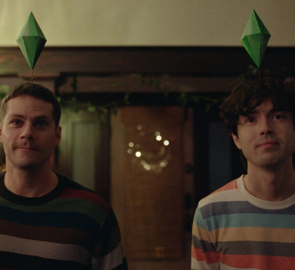 Dylan O’Brien i James Sweeney w filmie "Twinless" (reż. James Sweeney, 2025)