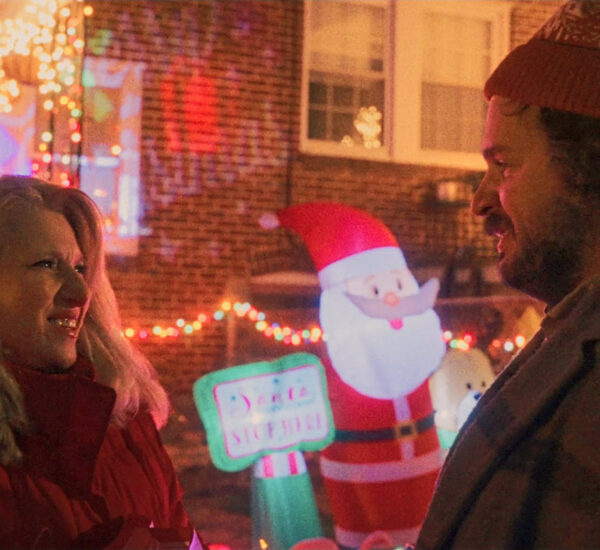 Liz Larsen i Michael Strassner w filmie "Oszołomy z Baltimore" (reż. Jay Duplass, 2025)