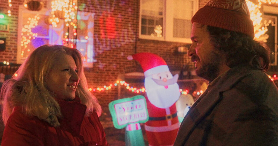Liz Larsen i Michael Strassner w filmie "Oszołomy z Baltimore" (reż. Jay Duplass, 2025)