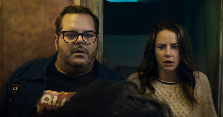 Josh Gad i Kaya Scodelario w filmie "Dorosłość" (reż. Alex Winter, 2025)
