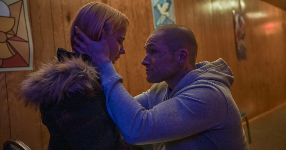 Ana Sophia Heger i Taron Egerton w filmie "Ona jedzie z przodu" (reż. Nick Rowland, 2025)