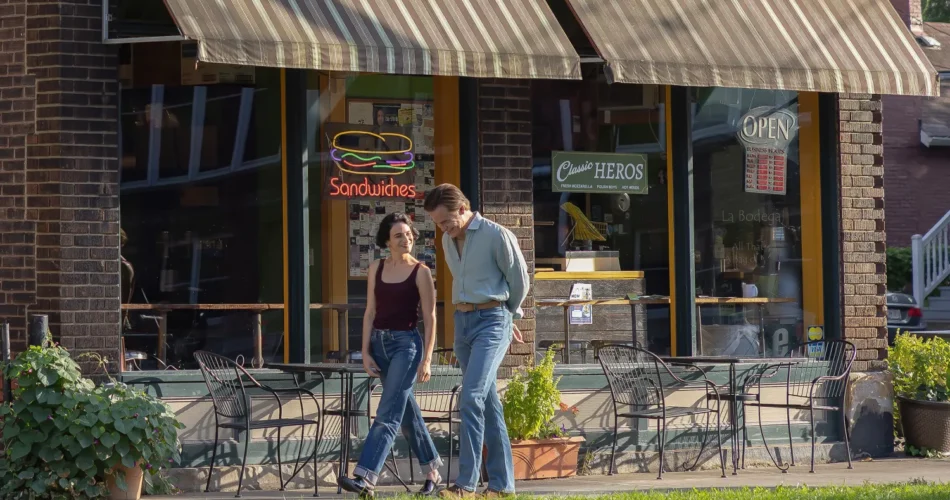 Jenny Slate i Chris Pine w filmie "Carousel" (reż. Rachel Lambert, 2026)