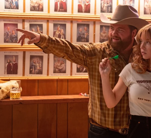 Paul Walter Hauser i Sydney Sweeney w filmie "Americana" (reż. Tony Tost, 2023)