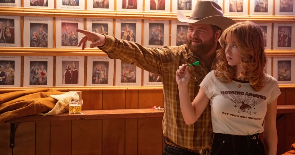 Paul Walter Hauser i Sydney Sweeney w filmie "Americana" (reż. Tony Tost, 2023)