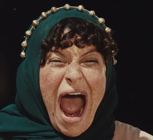 Alia Shawkat w filmie "Atropia" (reż. Hailey Gates, 2025)