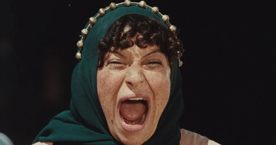 Alia Shawkat w filmie "Atropia" (reż. Hailey Gates, 2025)