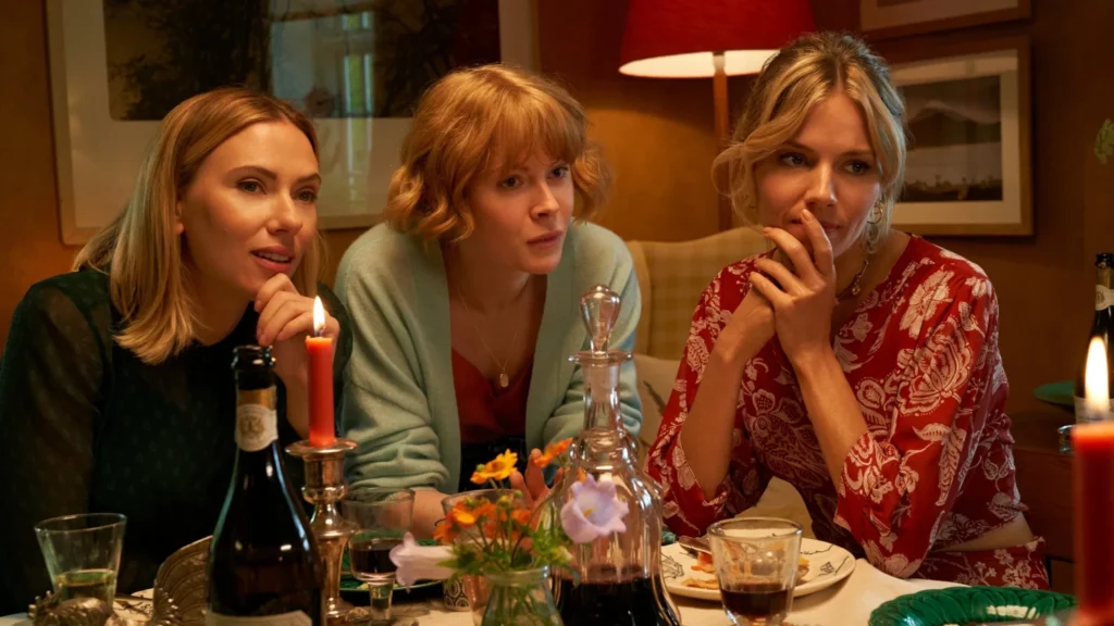Scarlett Johansson, Emily Beecham i Sienna Miller w filmie "My Mother's Wedding" (reż. Kristin Scott Thomas, 2023)