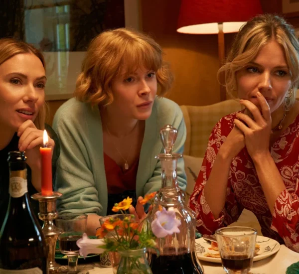 Scarlett Johansson, Emily Beecham i Sienna Miller w filmie "My Mother's Wedding" (reż. Kristin Scott Thomas, 2023)