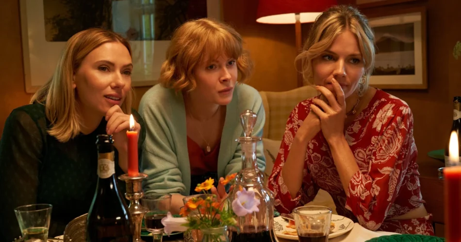 Scarlett Johansson, Emily Beecham i Sienna Miller w filmie "My Mother's Wedding" (reż. Kristin Scott Thomas, 2023)