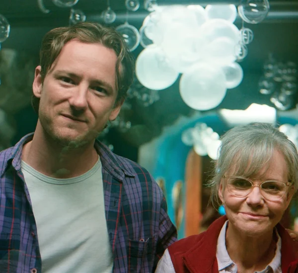 Lewis Pullman i Sally Field w filmie "Niezwykle szlachetne stworzenia" (reż. Olivia Newman, 2026)