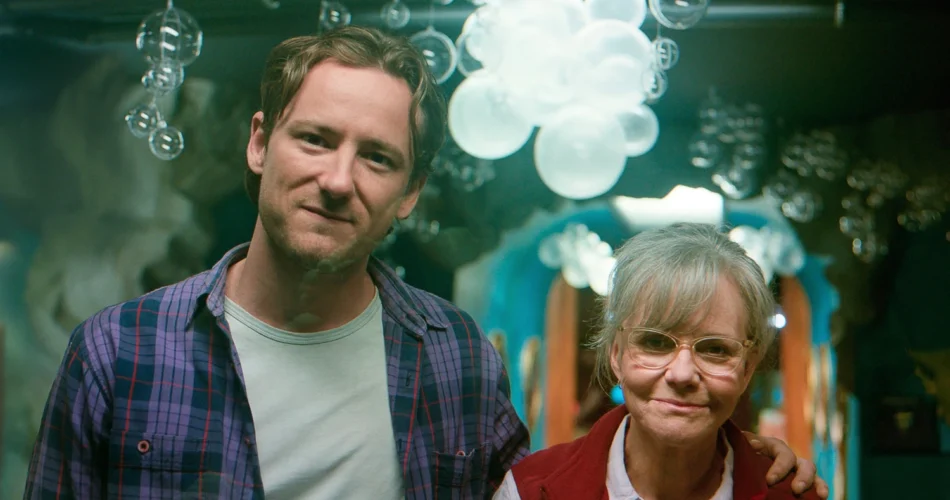 Lewis Pullman i Sally Field w filmie "Niezwykle szlachetne stworzenia" (reż. Olivia Newman, 2026)
