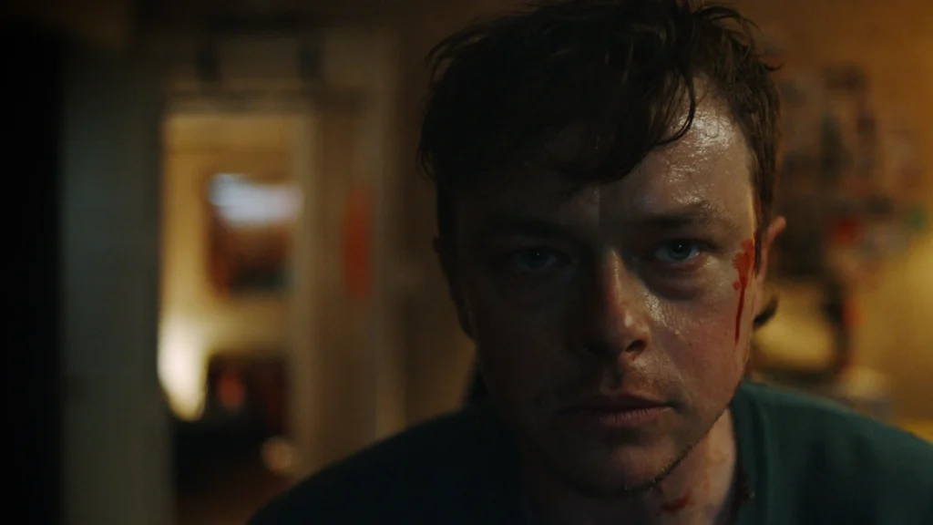 Dane DeHaan w filmie "Oszust" (reż. Rebecca Thomas, 2026)