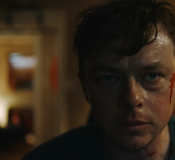 Dane DeHaan w filmie "Oszust" (reż. Rebecca Thomas, 2026)