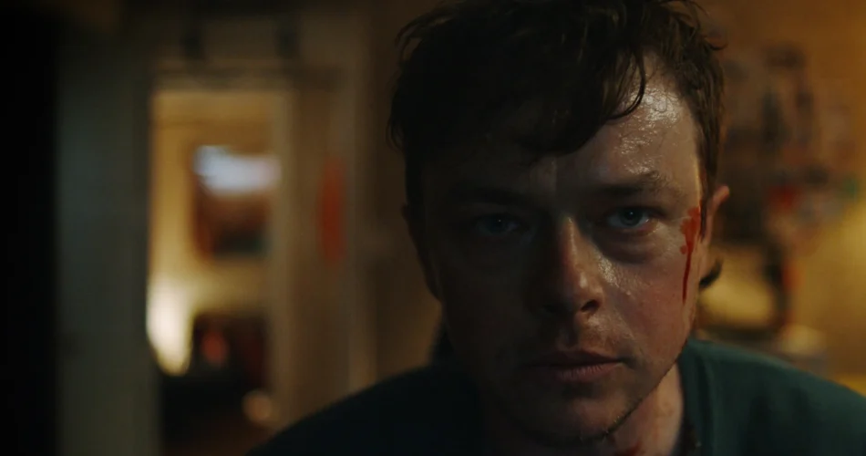 Dane DeHaan w filmie "Oszust" (reż. Rebecca Thomas, 2026)