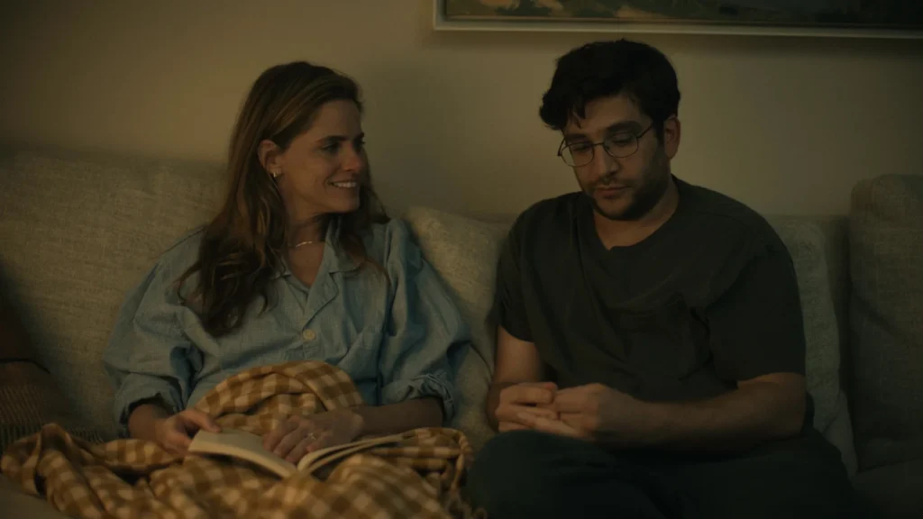 Amanda Peet i Matthew Shear w filmie "Życie na niby" (reż. Matthew Shear, 2025)