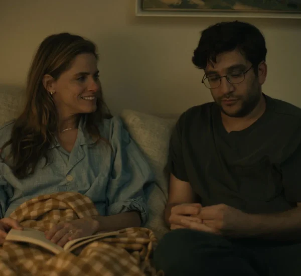 Amanda Peet i Matthew Shear w filmie "Życie na niby" (reż. Matthew Shear, 2025)