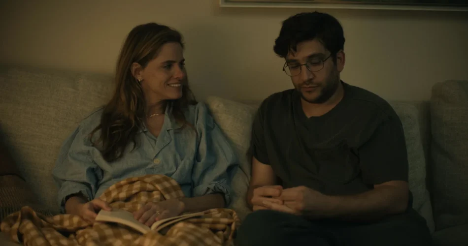 Amanda Peet i Matthew Shear w filmie "Życie na niby" (reż. Matthew Shear, 2025)
