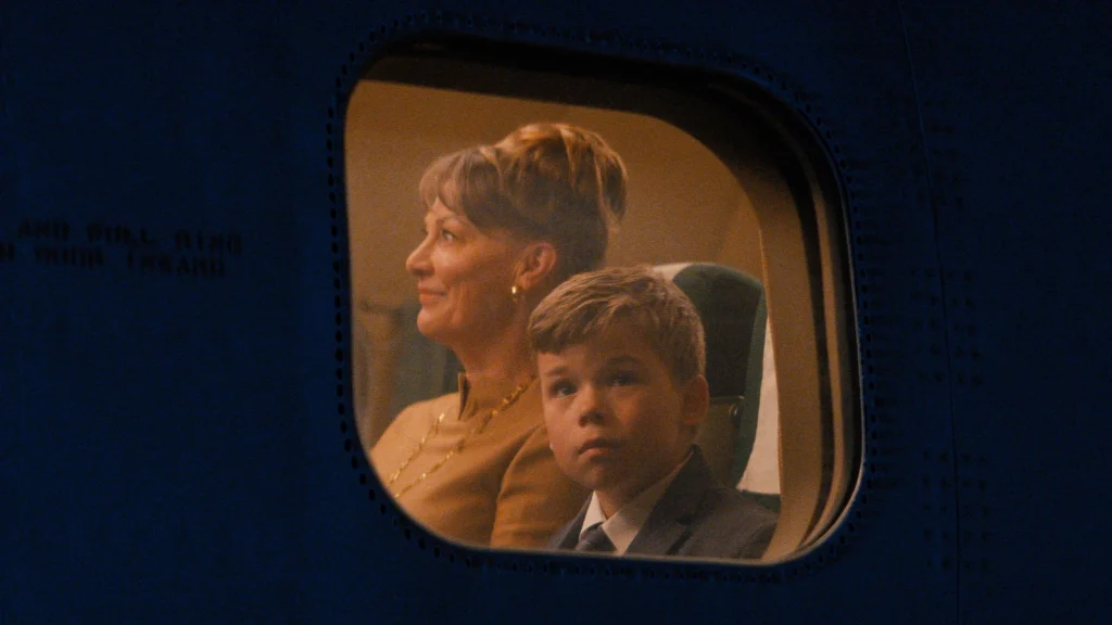 Kelly Eviston-Quinnett i Clark Shotwell w filmie "Nocny lot aeroplanem" (reż. John Travolta, 2026)