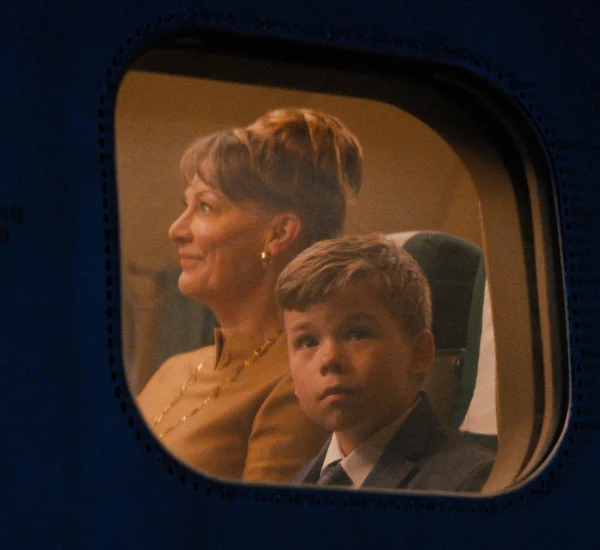 Kelly Eviston-Quinnett i Clark Shotwell w filmie "Nocny lot aeroplanem" (reż. John Travolta, 2026)