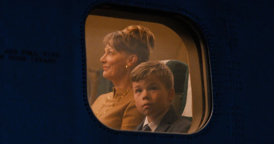 Kelly Eviston-Quinnett i Clark Shotwell w filmie "Nocny lot aeroplanem" (reż. John Travolta, 2026)