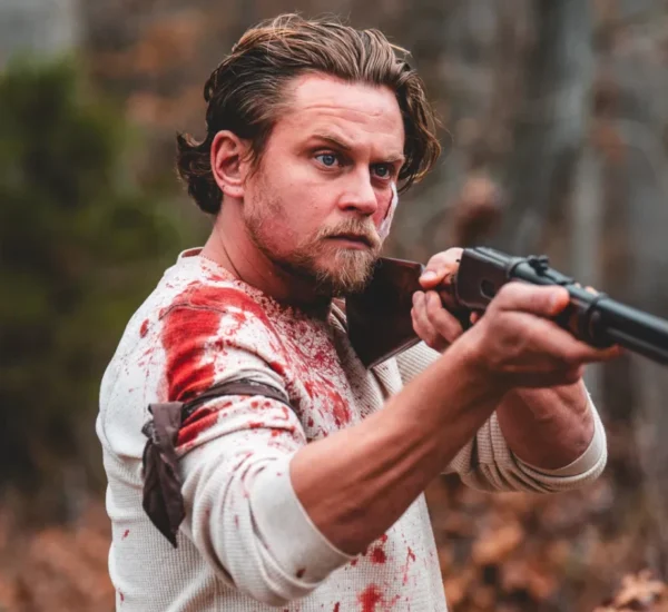 Billy Magnussen w filmie "Okrutny koniec" (reż. John-Michael Powell, 2025)