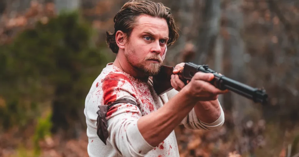 Billy Magnussen w filmie "Okrutny koniec" (reż. John-Michael Powell, 2025)