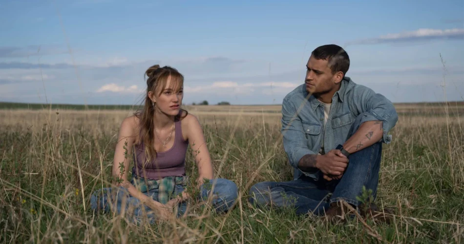 Maika Monroe i Tyriq Withers w filmie "Reminders of Him. Cząstka Ciebie, którą znam" (reż. Vanessa Caswill, 2026)