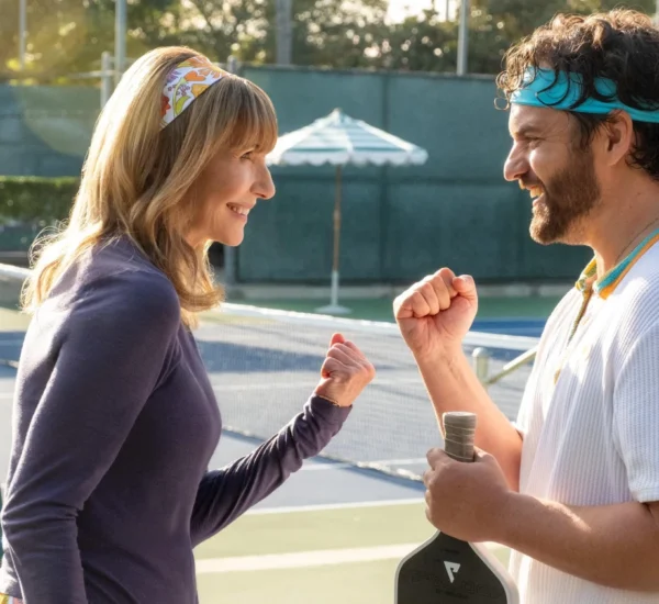 Mary Steenburgen i Jake Johnson w filmie "Dink" (reż. Josh Greenbaum, 2026)