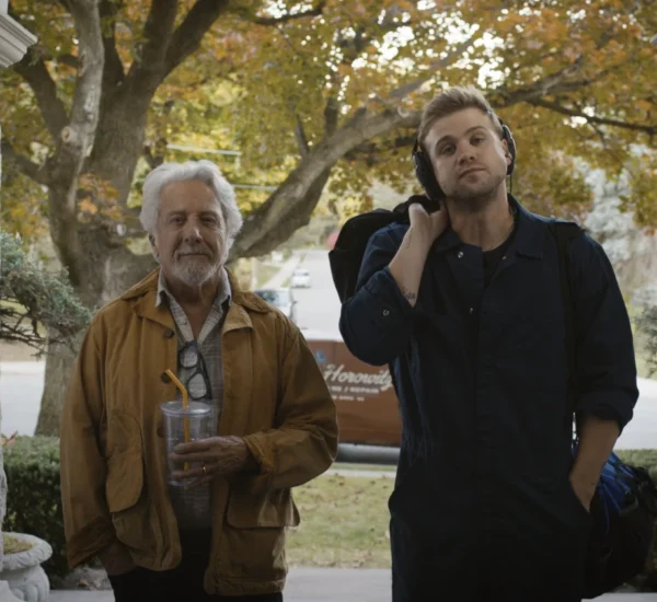 Dustin Hoffman i Leo Woodall w filmie "Stroiciel sejfów" (reż. Daniel Roher, 2025)