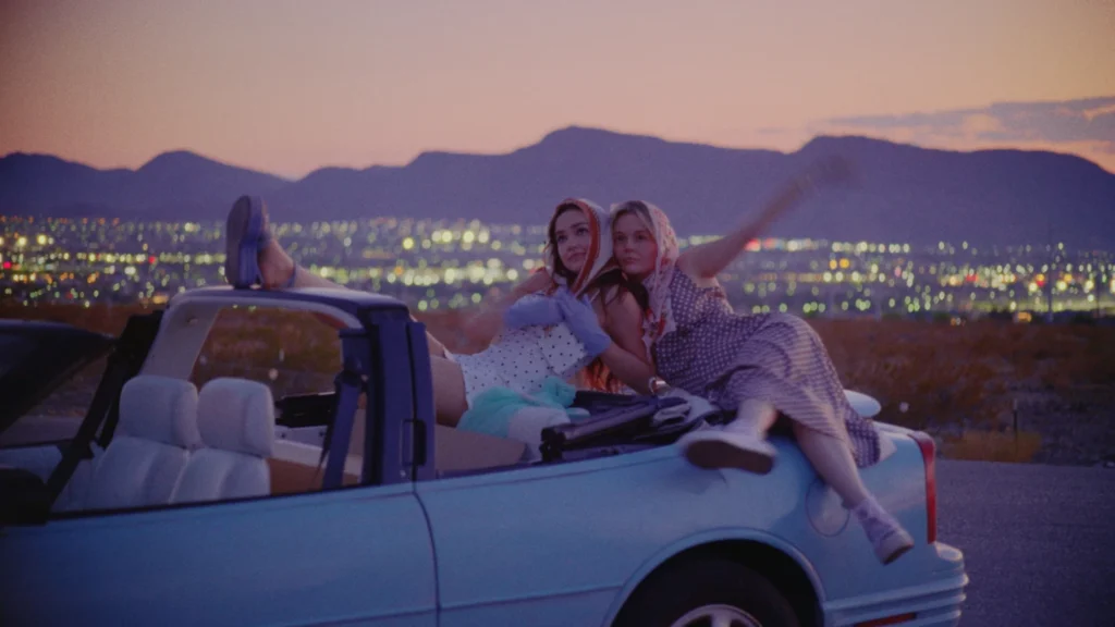 Sadie Stanley i Emily Alyn Lind w filmie "Pretty Babies" (reż. Tyler-Marie Evans, 2026)