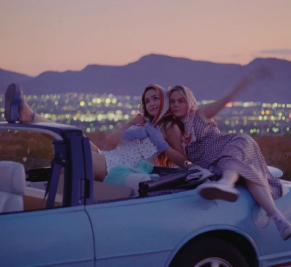 Sadie Stanley i Emily Alyn Lind w filmie "Pretty Babies" (reż. Tyler-Marie Evans, 2026)