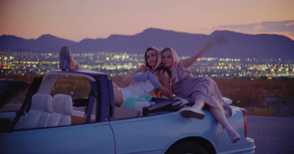 Sadie Stanley i Emily Alyn Lind w filmie "Pretty Babies" (reż. Tyler-Marie Evans, 2026)