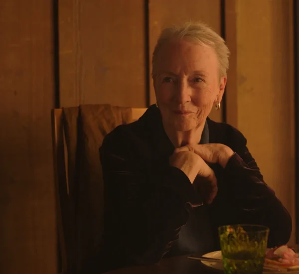 Kathleen Chalfant w filmie "Znajomy dotyk" (reż. Sarah Friedland, 2024)