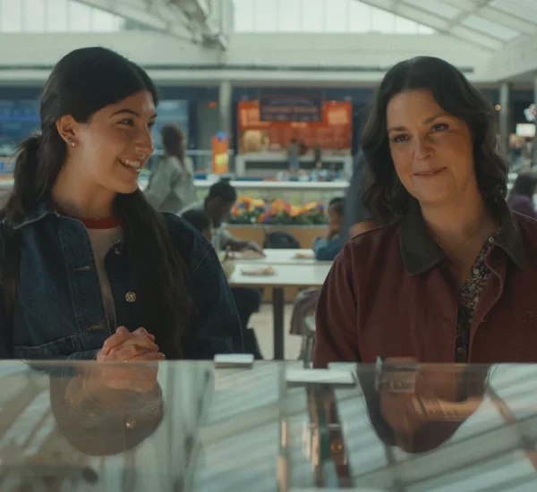 Sunny Sandler i Melanie Lynskey w filmie "Nie życzcie mi powodzenia" (reż. Julia Hart, 2026)